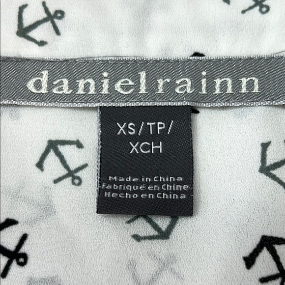 Daniel Rainn Women’s Blouse Sz XS White w/Navy & Gray Anchors 100% Polyester EUC - Picture 2 of 10
